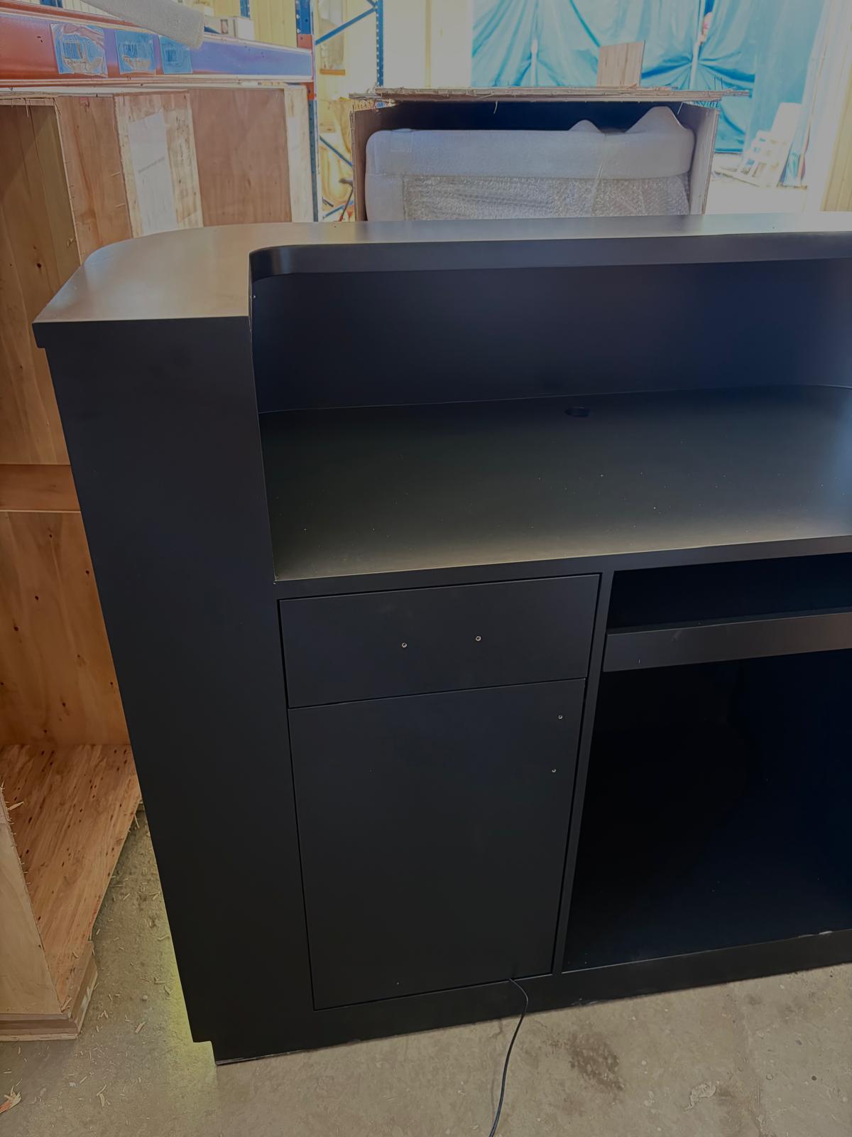 OUTLET 8 - Kozmetický recepčný pult Averne LED – recepčný pult do salónu 140cm - Čierny
