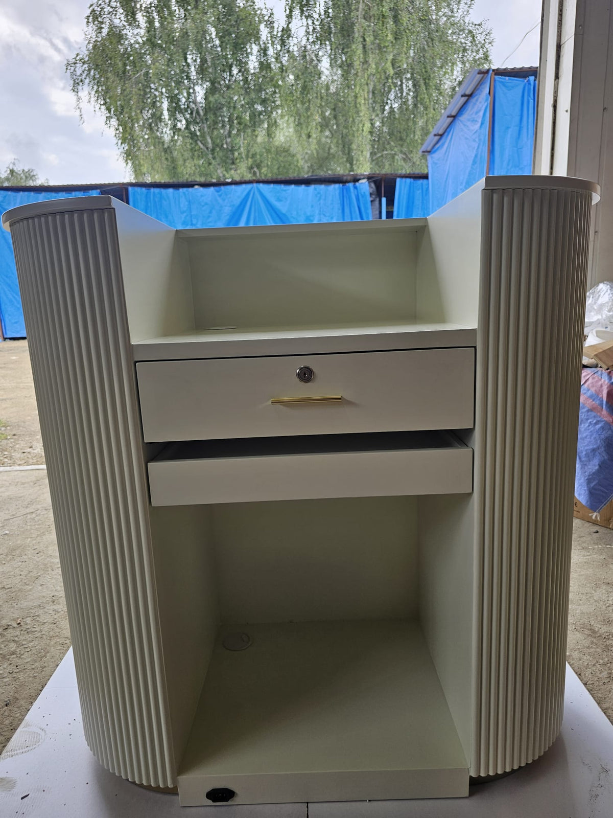 OUTLET 55 - Kosmetikos registratūra Averne LED – 100cm registratūros stalas salonui - Kreminė