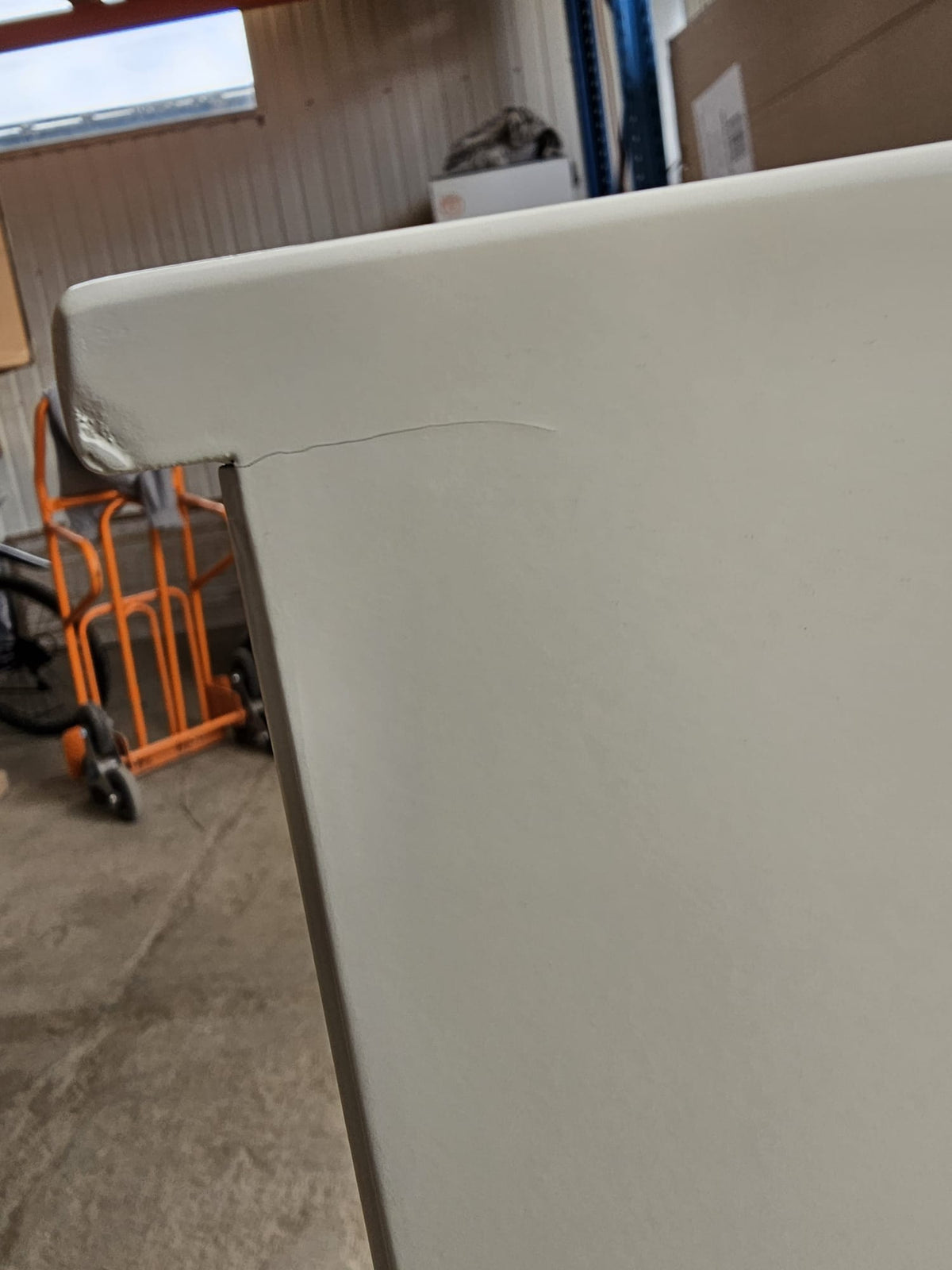 OUTLET 55 - Kosmetikos registratūra Averne LED – 100cm registratūros stalas salonui - Kreminė