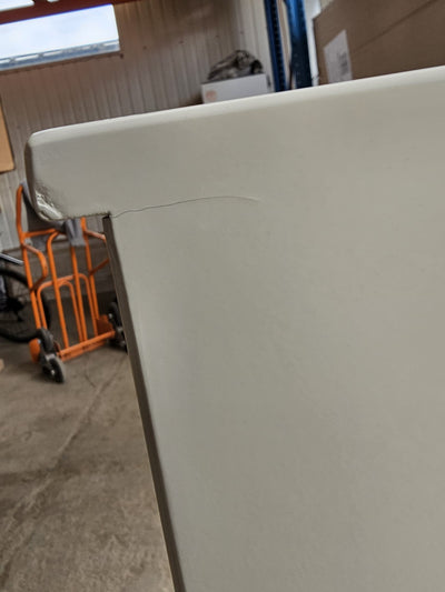 OUTLET 55 - Kosmetikos registratūra Averne LED – 100cm registratūros stalas salonui - Kreminė